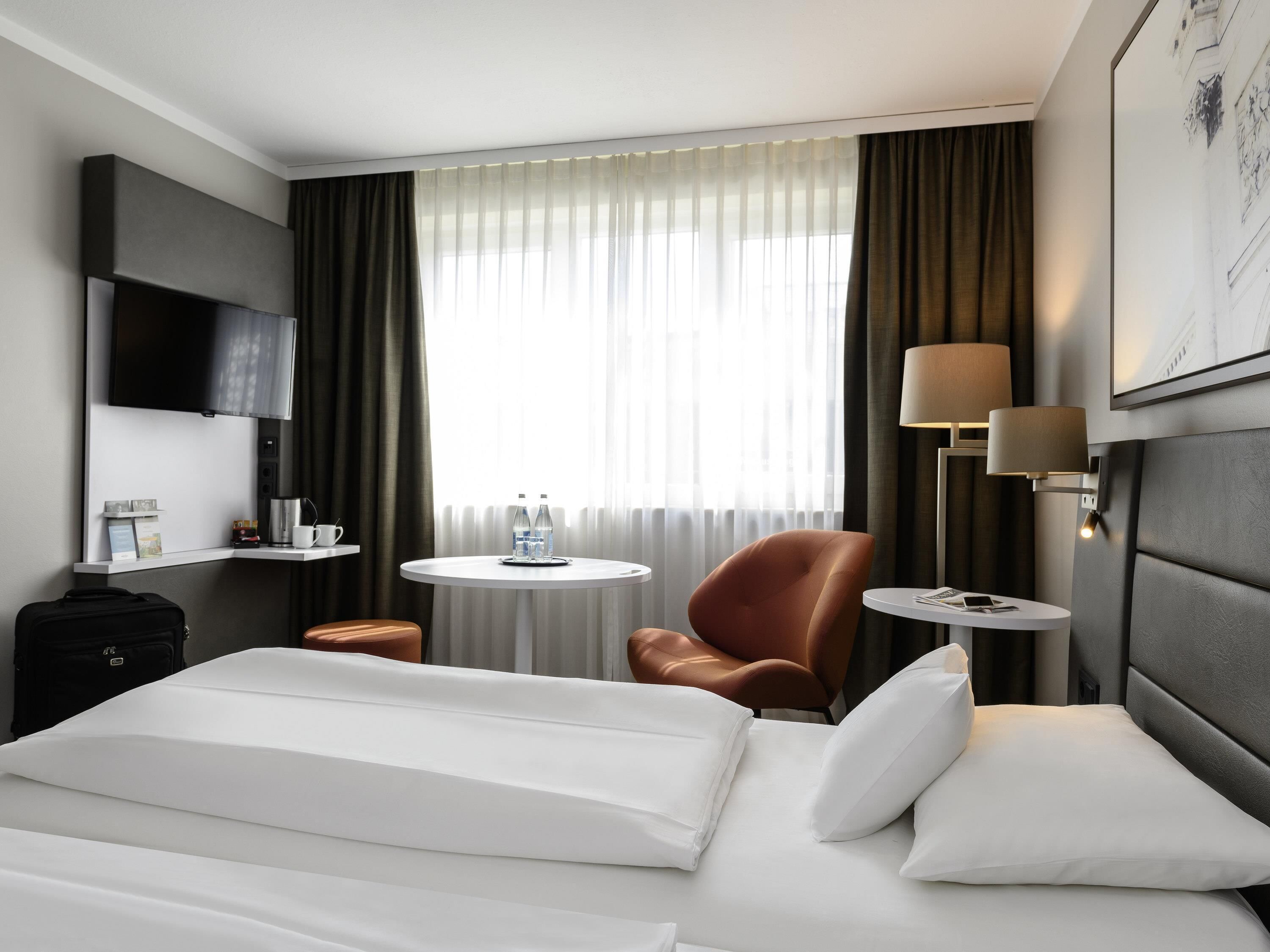 Tallelokero huoneessa, pimennysverhot, äänieristys, ilmainen Wi-Fi