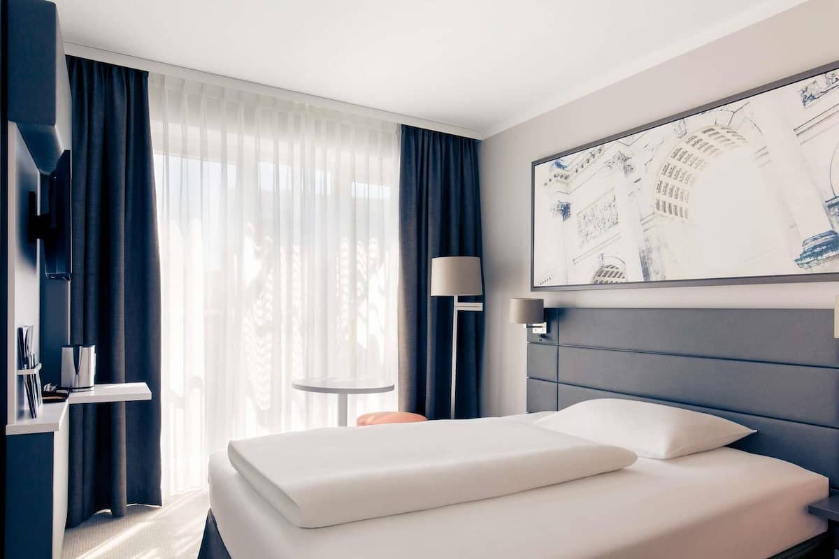 Tallelokero huoneessa, pimennysverhot, äänieristys, ilmainen Wi-Fi