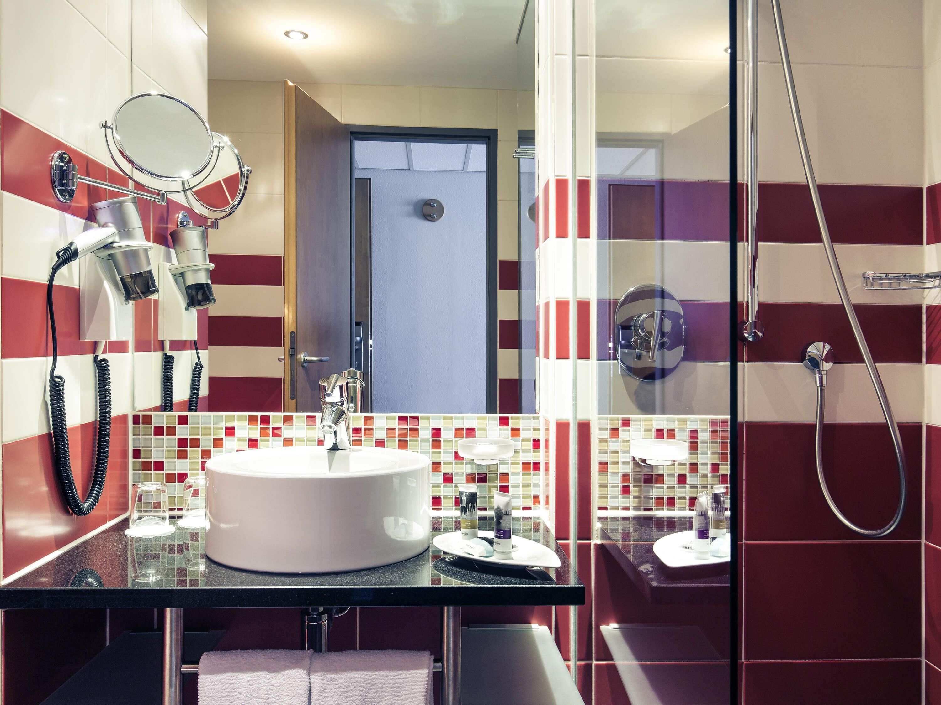 Chambre Double Deluxe, 1 lit double | Coffres-forts dans les chambres, rideaux occultants