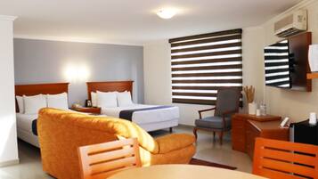 Escritorio, espacio para trabajar con laptop y cortinas blackout