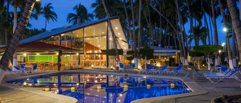 Außenpool, geöffnet von 09:00 Uhr bis 21:00 Uhr, Sonnenschirme