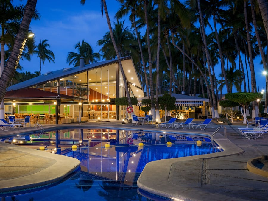 Piscina externa, funciona das 9h às 21h, guarda-sóis, espreguiçadeiras