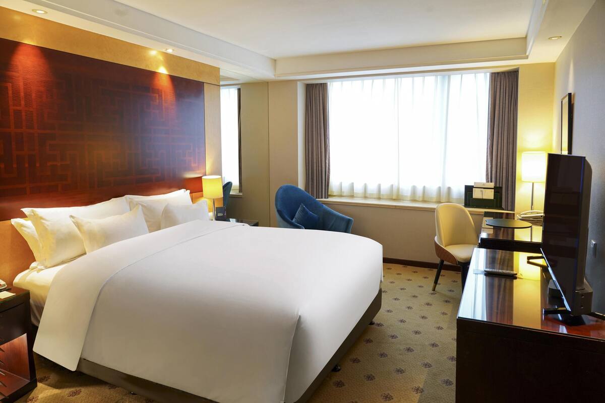 Executive Suite | 1 bedroom, premium bedding, memory foam beds, minibar