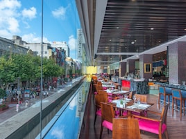 Daily buffet breakfast (CNY 180 per person)