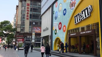 Un edificio comercial con varias tiendas, entre ellas una destacada tienda de M&M's.
