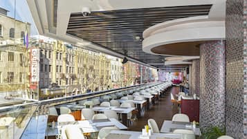 2 restaurants; breakfast, lunch, dinner and brunch served