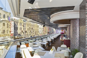 2 restaurants; breakfast, lunch, dinner, and brunch served - Radisson Collection Hyland Shanghai (Shanghai)