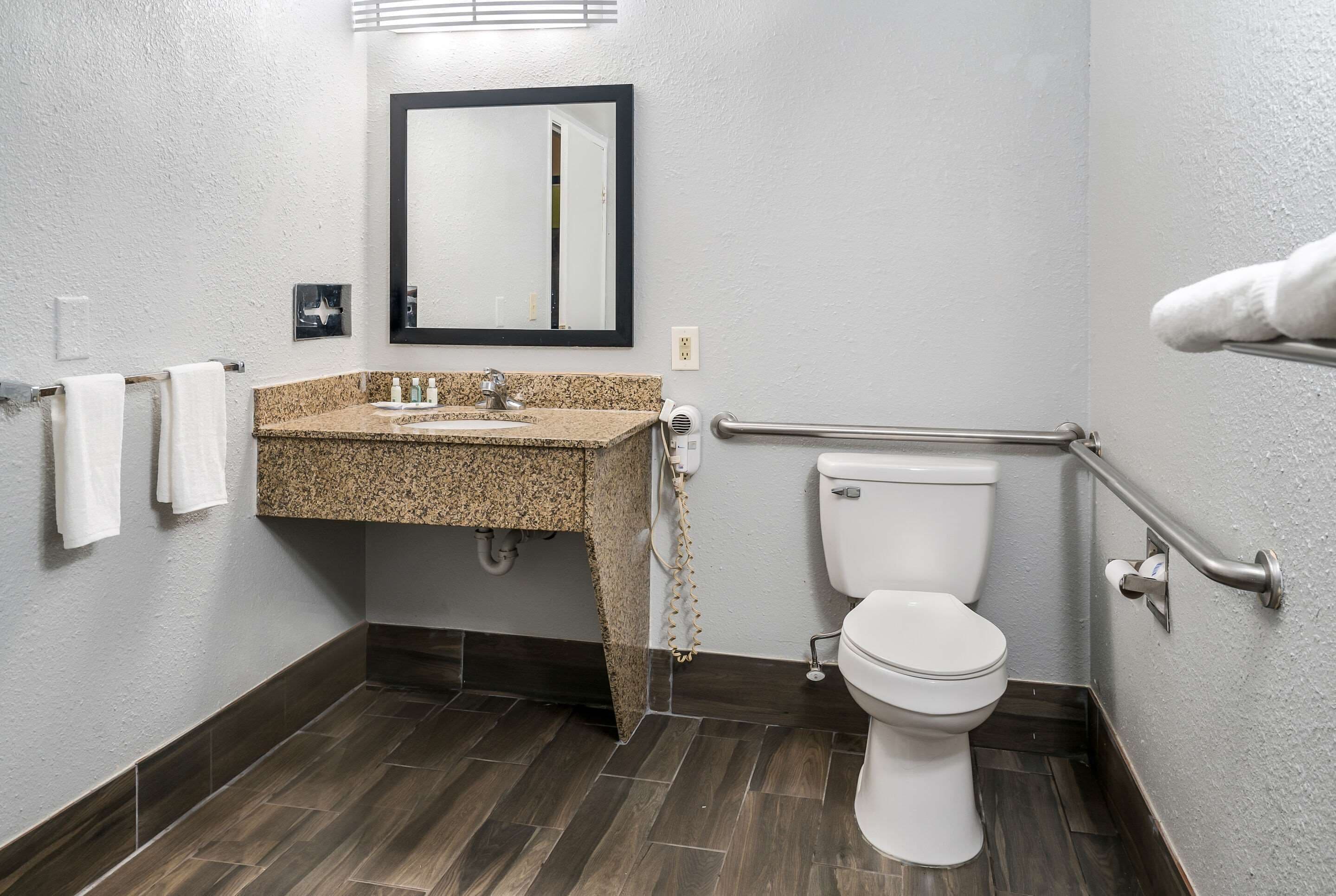 room, 1 king bed, non smoking | bathroom | free toiletries, hair dryer, towels, soap