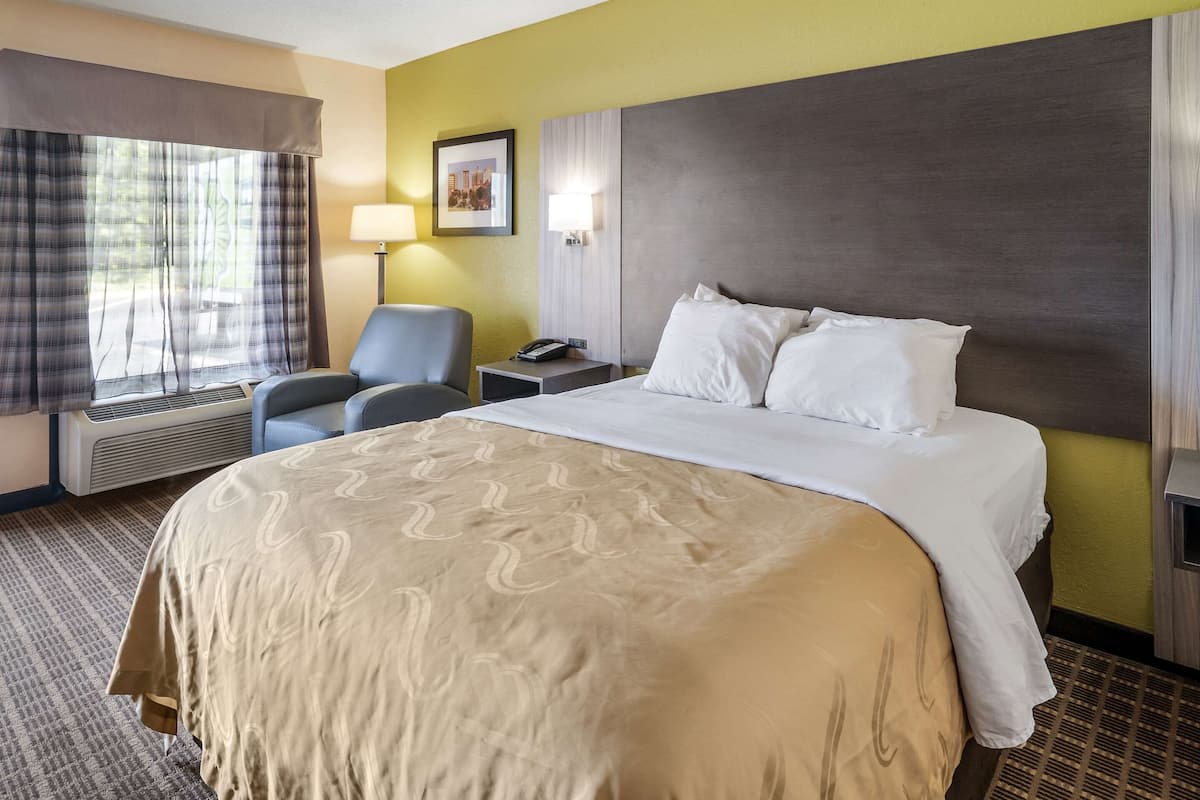 room, 1 king bed, non smoking | desk, blackout curtains, soundproofing, iron/ironing board