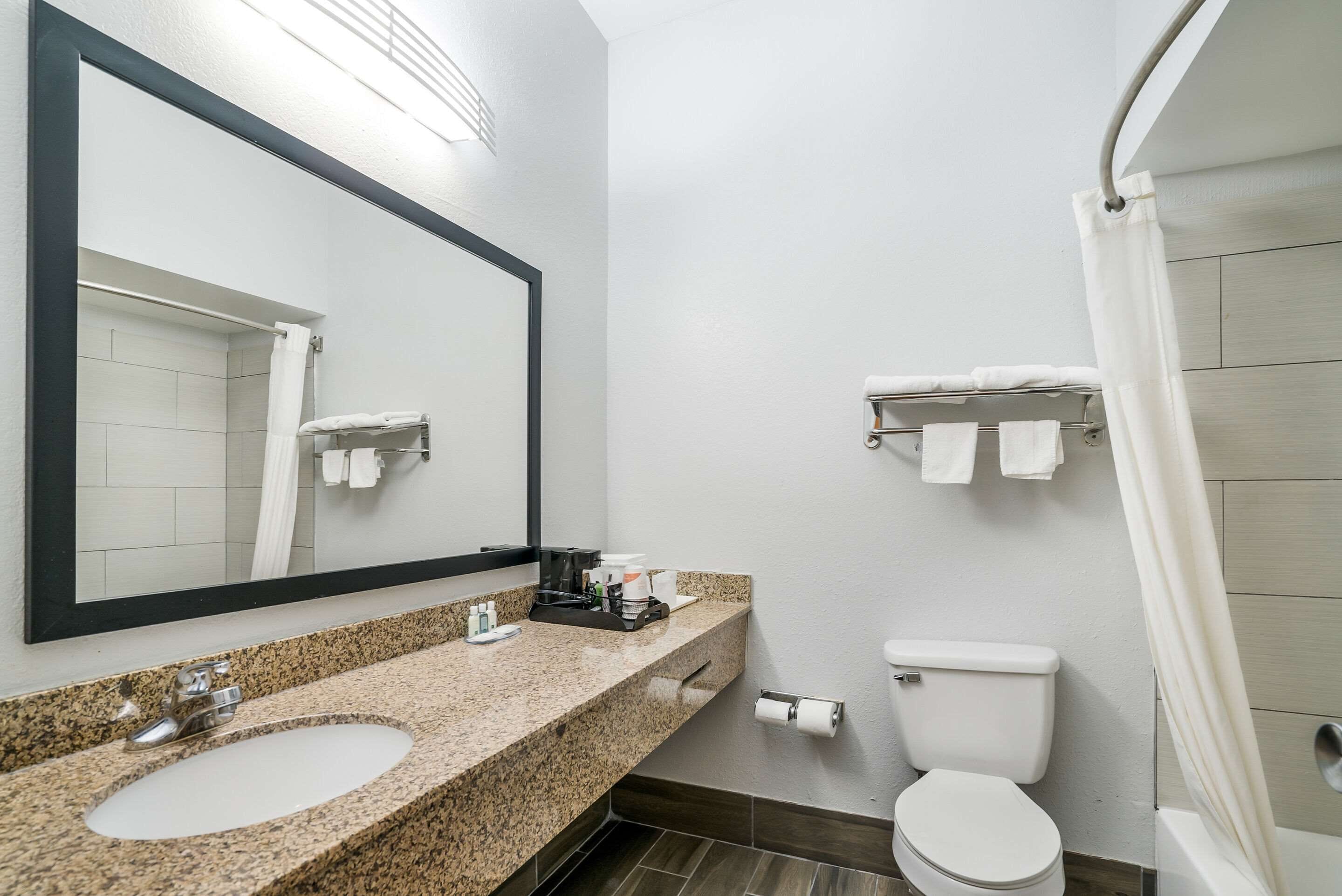 standard room, 1 king bed, non smoking | bathroom | free toiletries, hair dryer, towels, soap