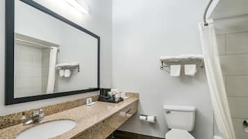Standaard kamer, 1 kingsize bed, niet-roken | Badkamer | Gratis toiletartikelen, een haardroger, handdoeken, zeep