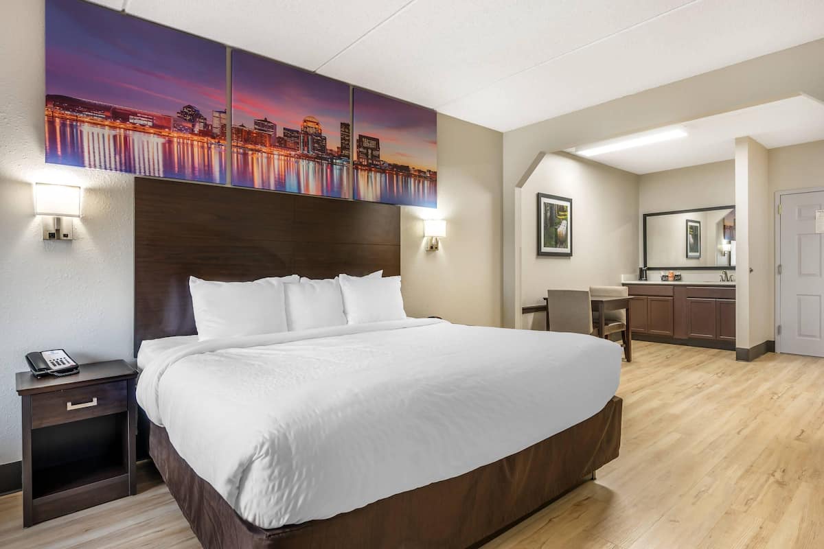 Room, 1 King Bed, Non Smoking (Upgrade) | Premium bedding, pillowtop beds, desk, iron/ironing board