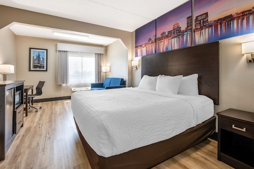 Clarion Pointe Louisville East