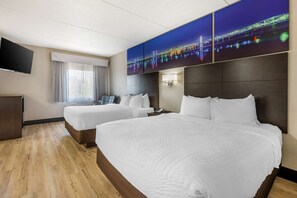 Premium bedding, pillowtop beds, desk, iron/ironing board - Clarion Pointe Louisville East (Louisville)