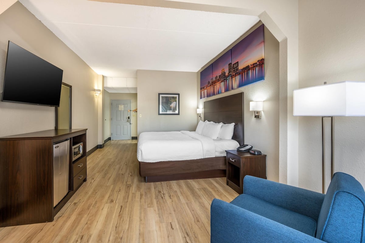 Ropa de cama de alta calidad, colchones con pillow-top y escritorio 