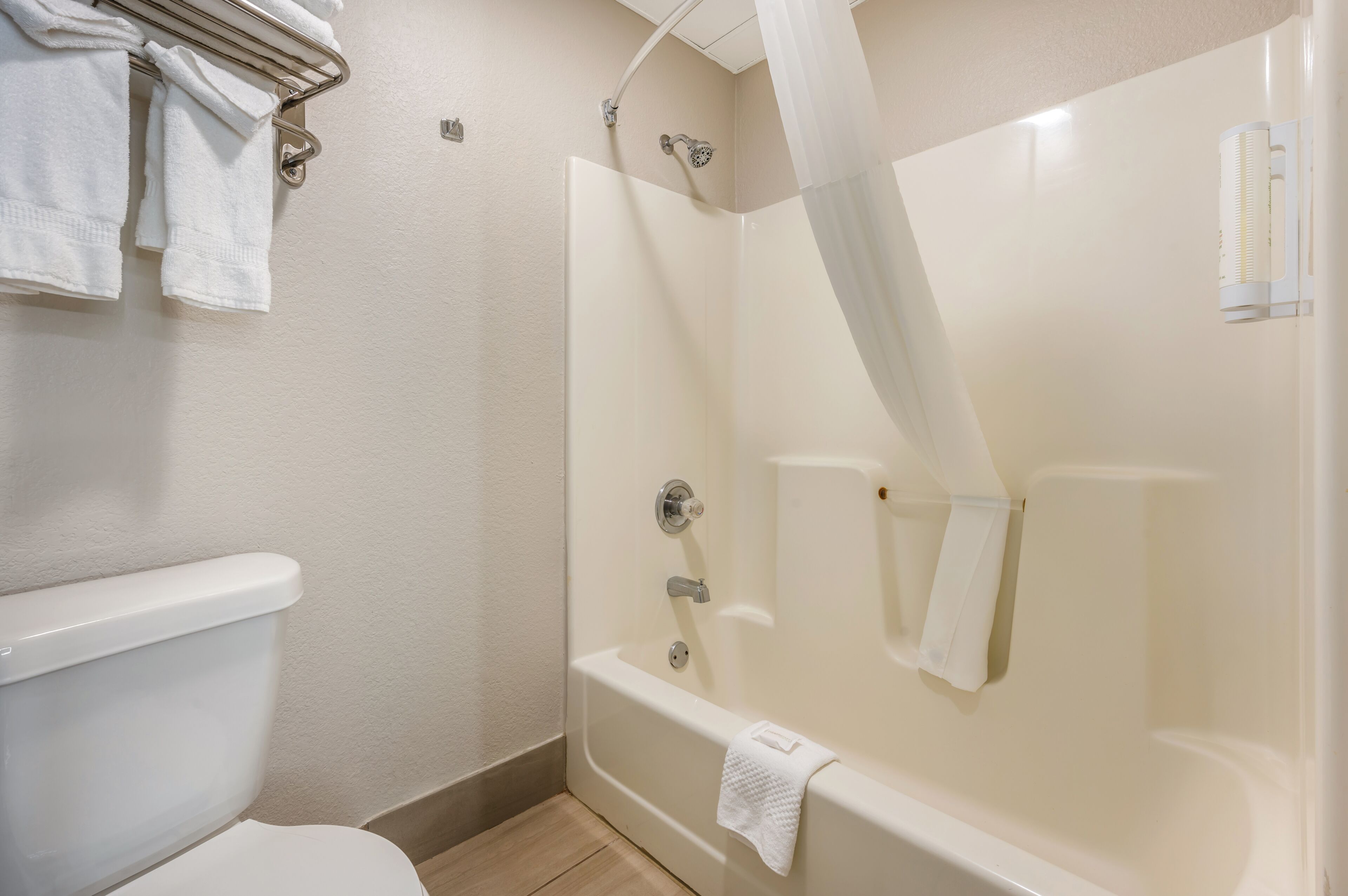 Photo - Clarion Pointe Louisville East