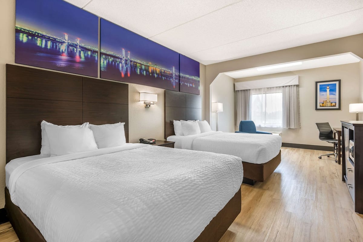 Ropa de cama de alta calidad, camas con pillow-top y escritorio