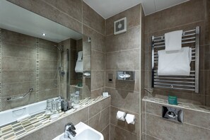 Kostenlose Toilettenartikel, Haartrockner, Handtücher