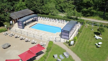 Piscina coperta, piscina stagionale all'aperto, ombrelloni da piscina