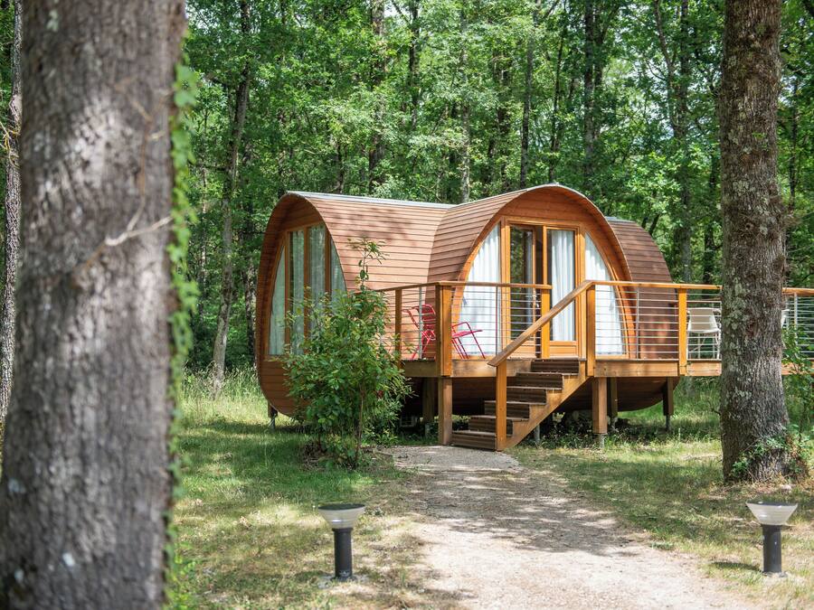 Hochwertige Bettwaren, Minibar, Zimmersafe, individuell dekoriert