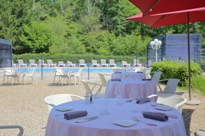 Aperto a pranzo e cena, cucina francese, con vista sul giardino