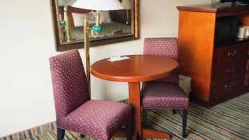 Kamar Standar, 1 Tempat Tidur King, Bebas Asap Rokok (2 Star) | Meja kerja, ruang kerja ramah laptop, Wi-Fi gratis, dan seprai linen