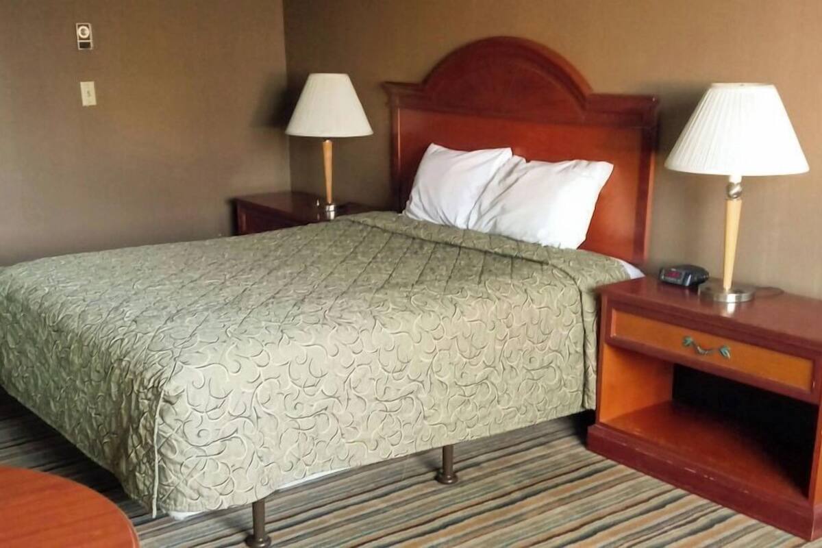 Desk, laptop workspace, free WiFi, alarm clocks