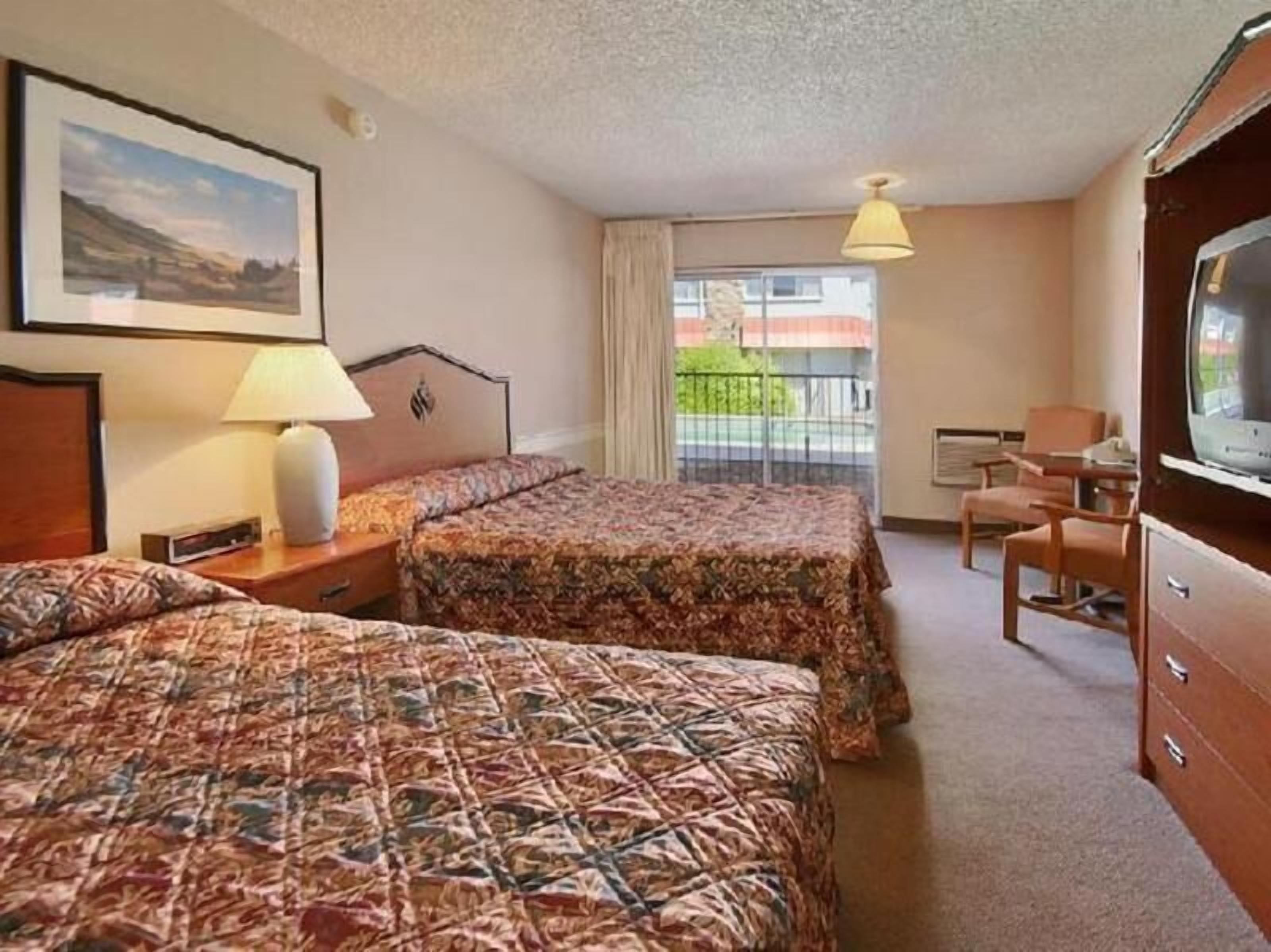 Desk, laptop workspace, iron/ironing board, free WiFi