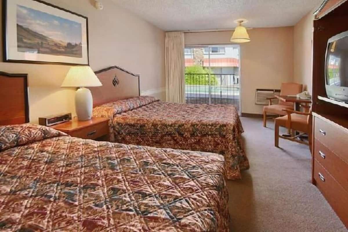 Desk, laptop workspace, iron/ironing board, free WiFi