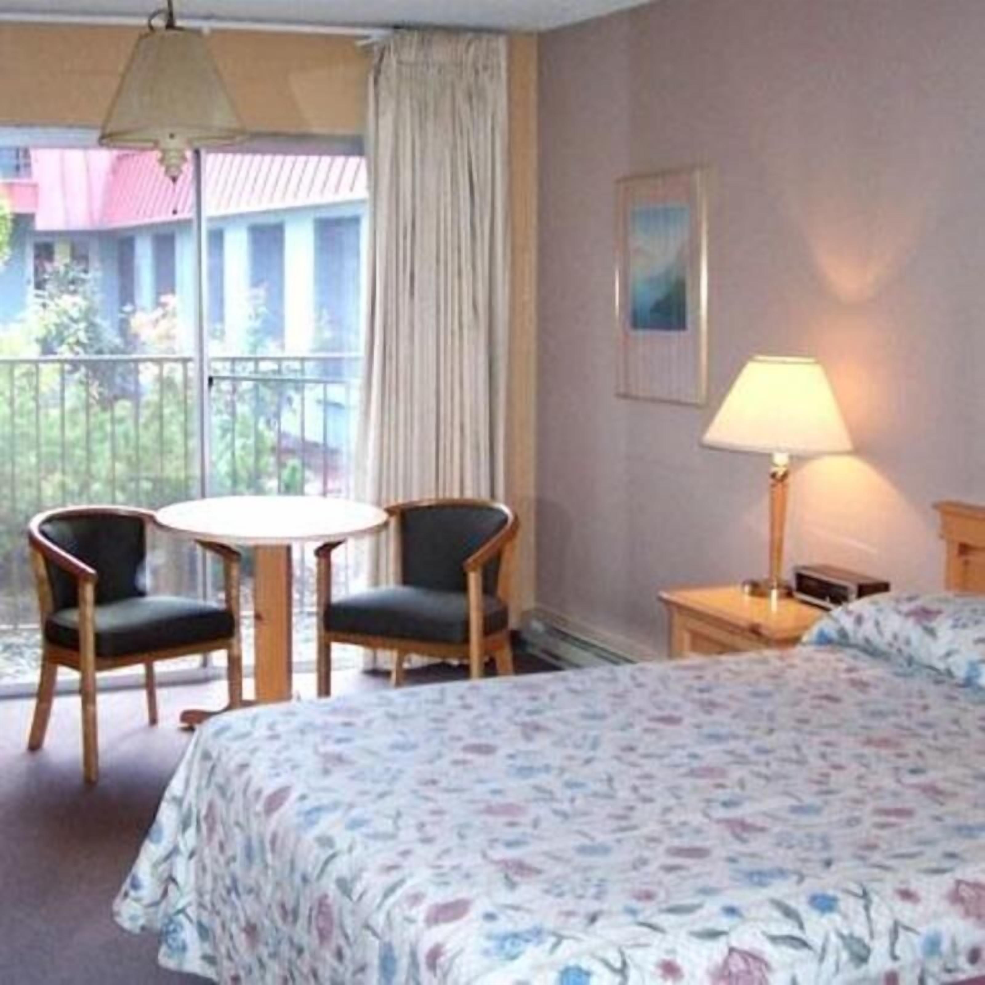 Desk, laptop workspace, iron/ironing board, free WiFi