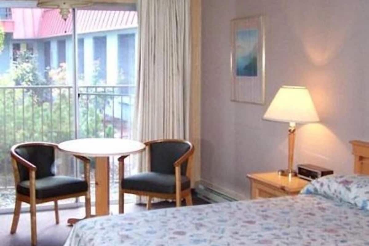 Desk, laptop workspace, iron/ironing board, free WiFi