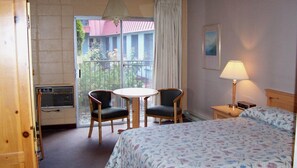 Room, 1 Queen Bed, Non Smoking, Refrigerator (2 Star)