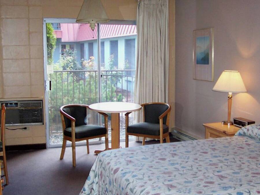 Room, 1 Queen Bed, Non Smoking, Refrigerator (2 Star)