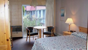 Zimmer, 1 Queen-Bett, Nichtraucher, Kühlschrank (2 Star) | Schreibtisch, laptopgeeigneter Arbeitsplatz, Bügeleisen/Bügelbrett