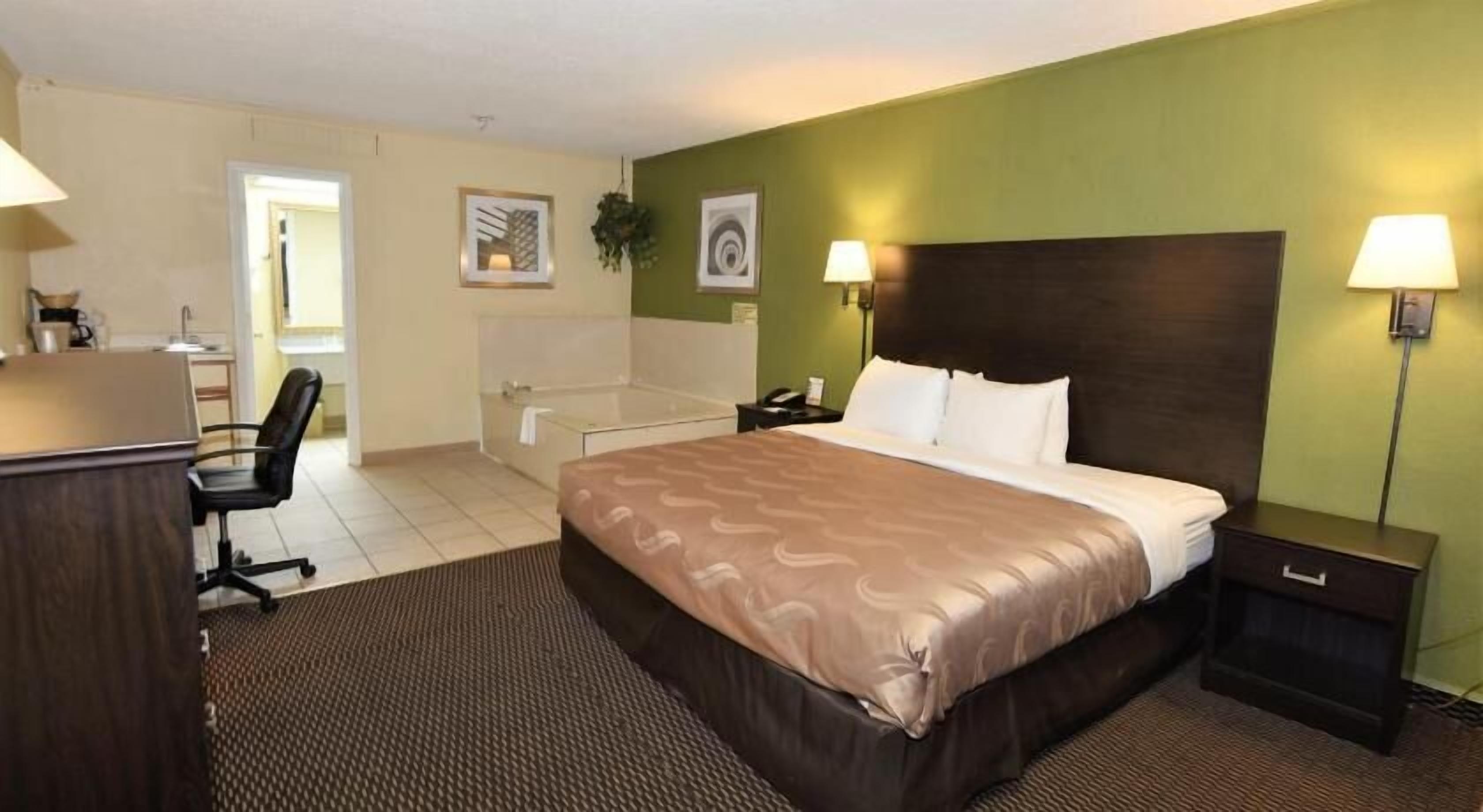 Een strijkplank/strijkijzer, extra bedden, gratis wifi, beddengoed