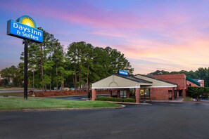 Exterior - Days Inn & Suites by Wyndham Rocky Mount Golden East (Rocky Mount)