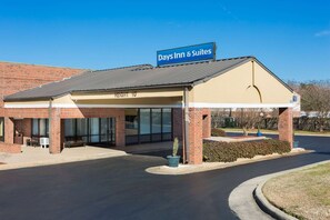 Exterior - Days Inn & Suites by Wyndham Rocky Mount Golden East (Rocky Mount)