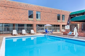 Piscine extérieure en saison, chaises longues