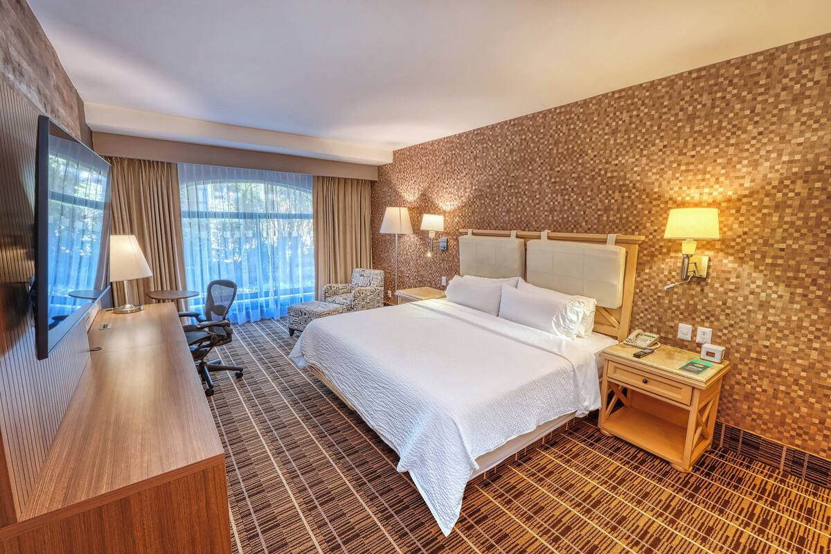 standard room, 1 king bed, accessible bathtub | 1 bedroom, premium bedding, minibar, in-room safe