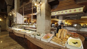 3 間餐廳;供應早餐、午餐、晚餐;多國菜