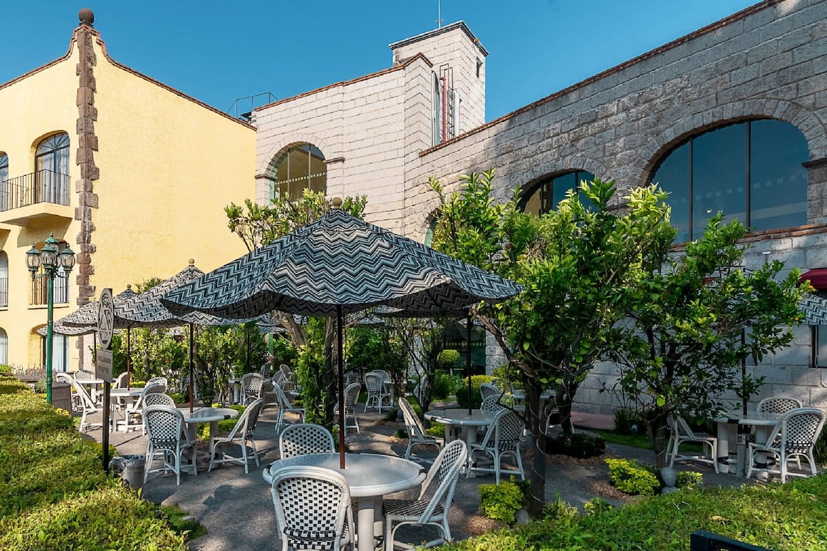 3 restaurants, breakfast, lunch, dinner served; international cuisine