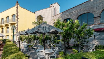 3 間餐廳;供應早餐、午餐、晚餐;多國菜