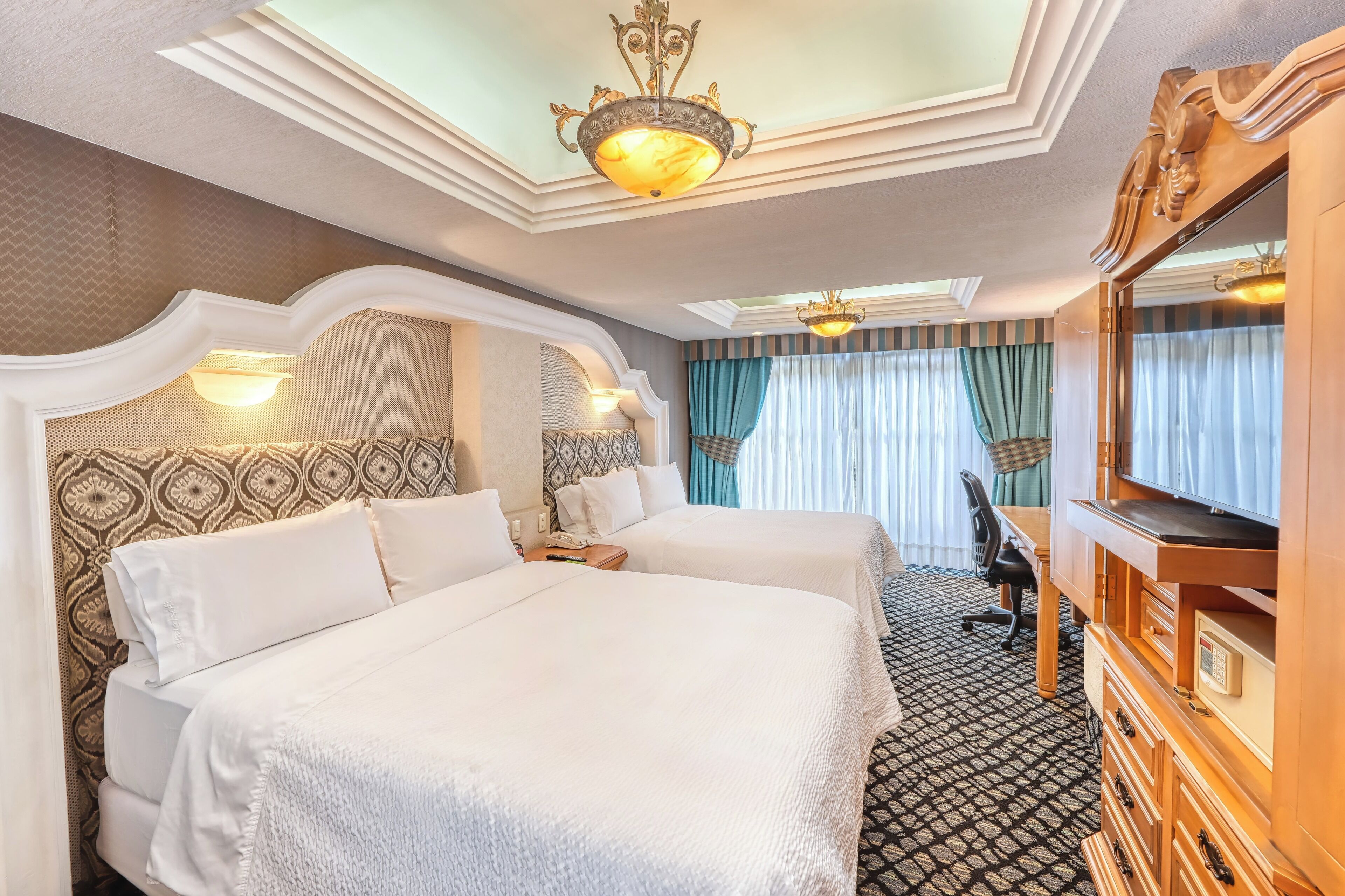 Premium kamer | Luxe beddengoed, een minibar, een kluis op de kamer