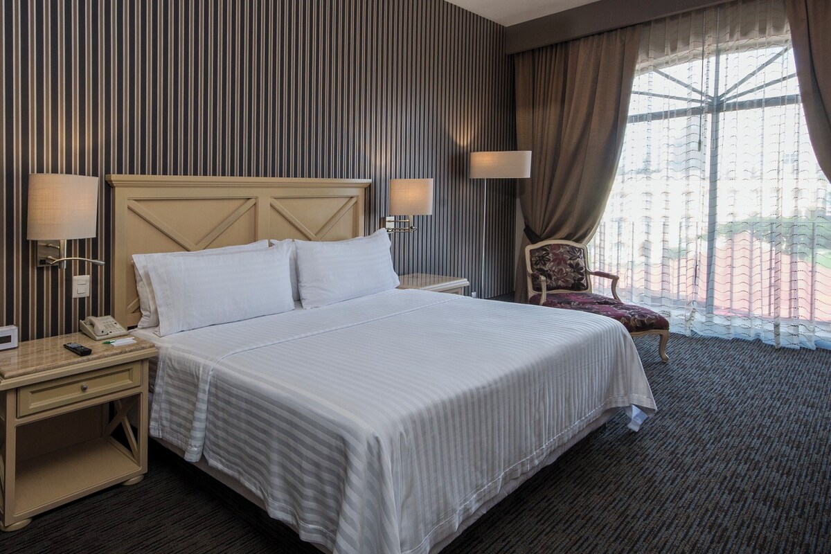Standard Room, 1 King Bed (Top Floor) | Premium bedding, minibar, in-room safe, desk