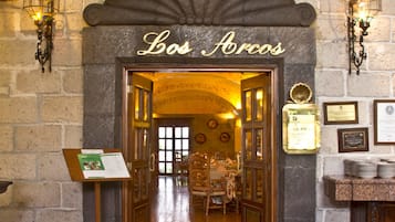 3 restaurants, spécialités Cuisine internationale