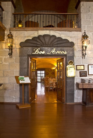 3 restaurants, breakfast, lunch, dinner served; international cuisine