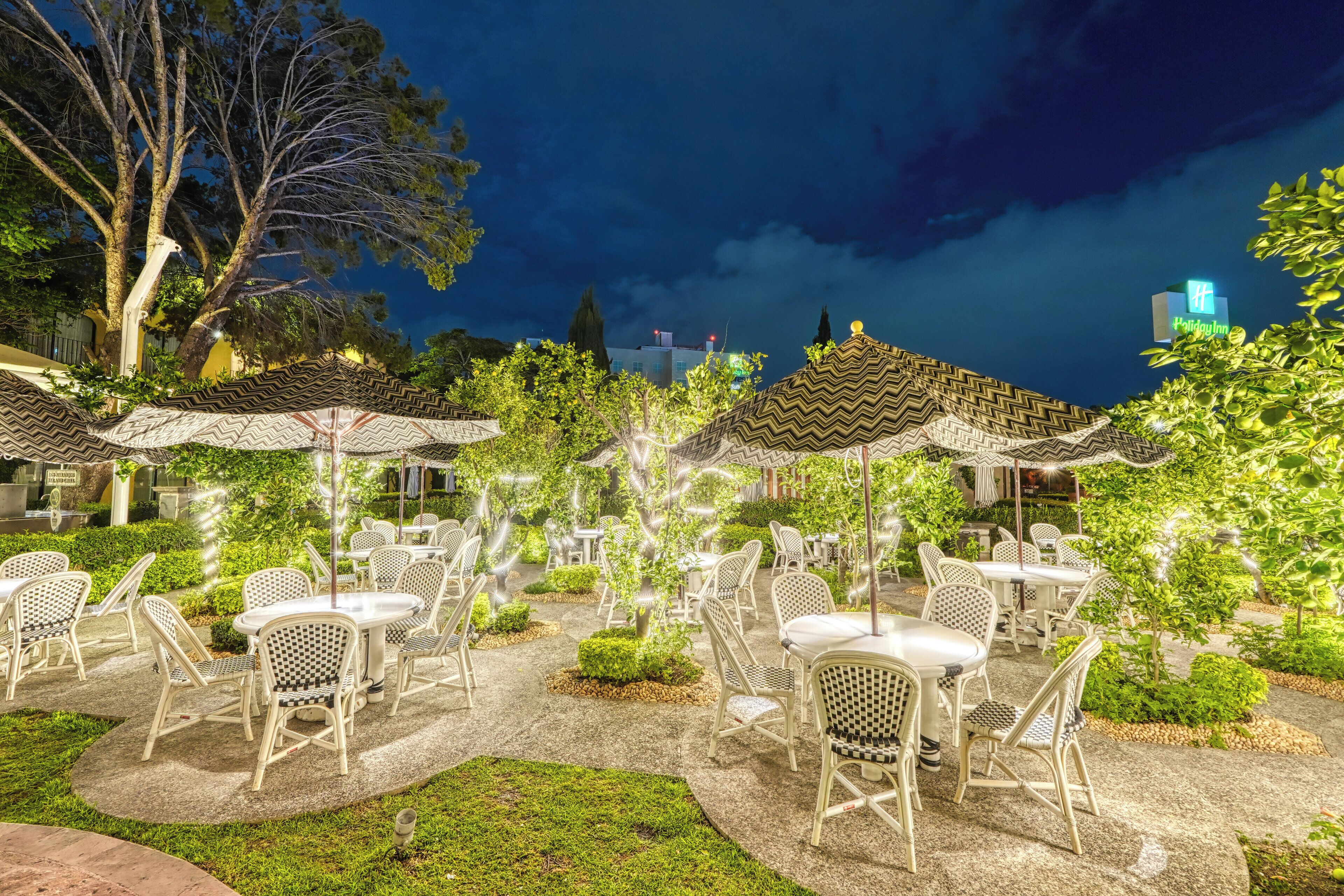 3 か所のレストラン、朝食、ランチ、ディナーに営業 (多国籍料理)