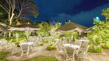 3 restaurants, breakfast, lunch, dinner served; international cuisine