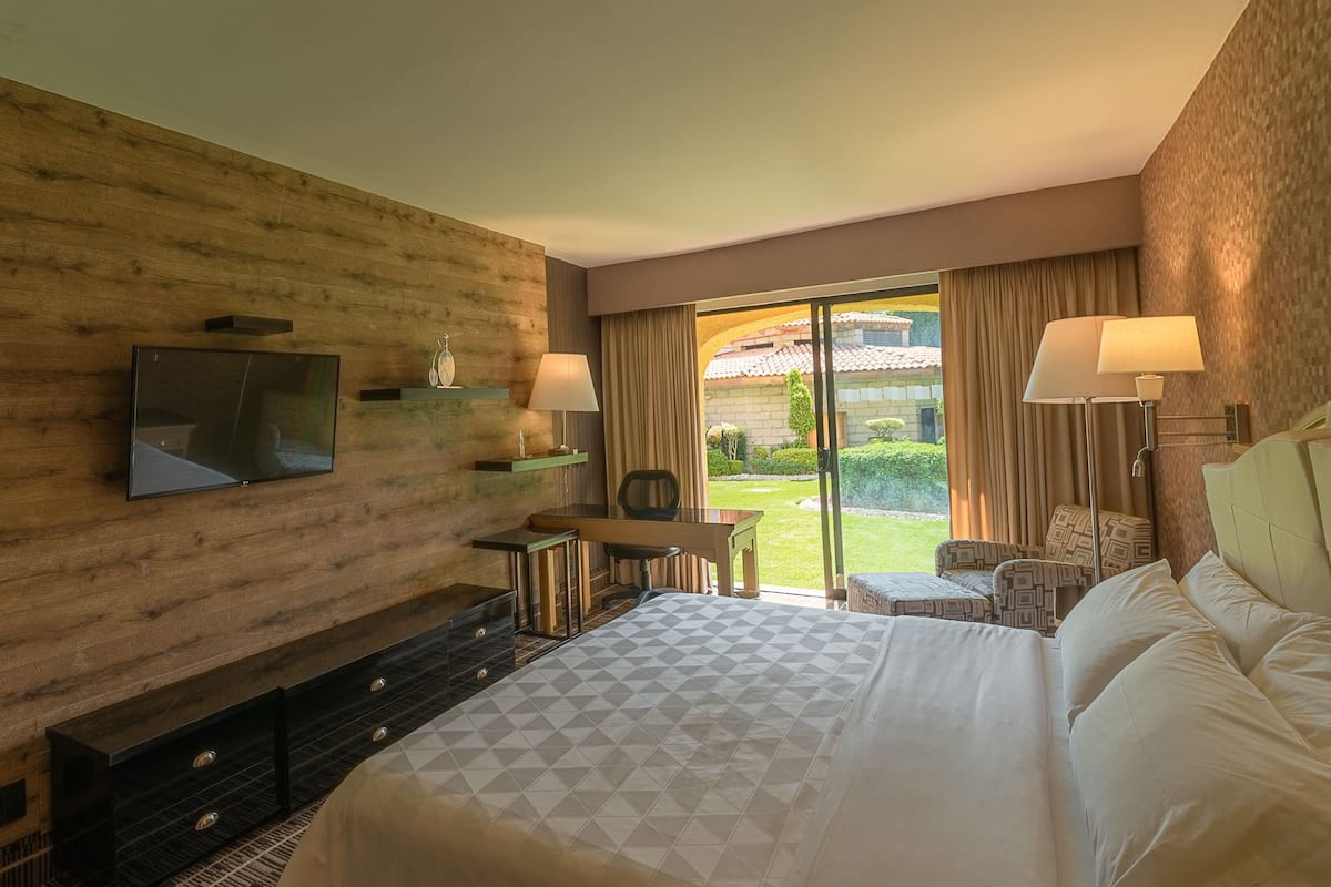 Standard Room, 1 King Bed | Premium bedding, minibar, in-room safe, desk