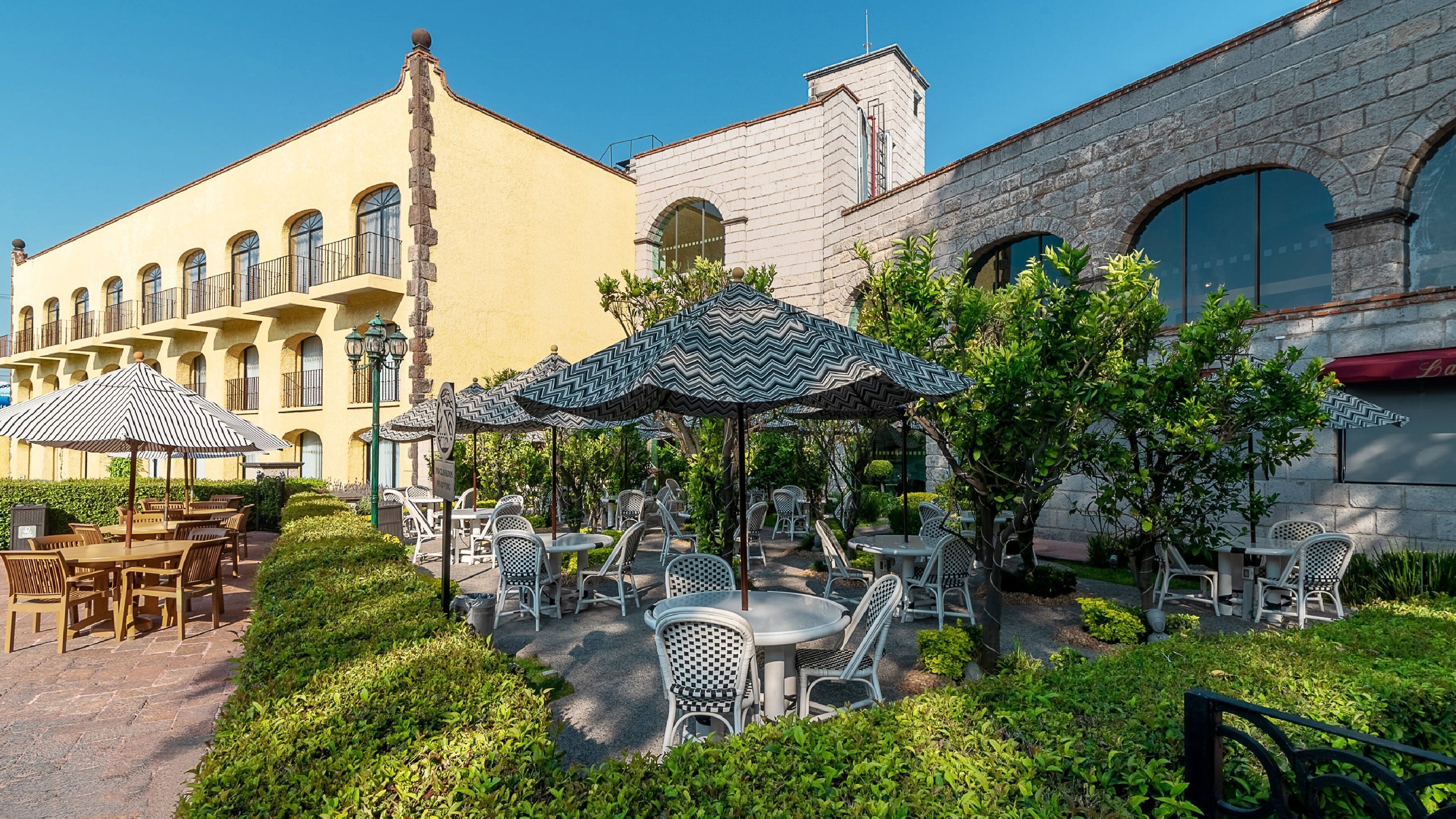 3 restaurants, breakfast, lunch, dinner served; international cuisine